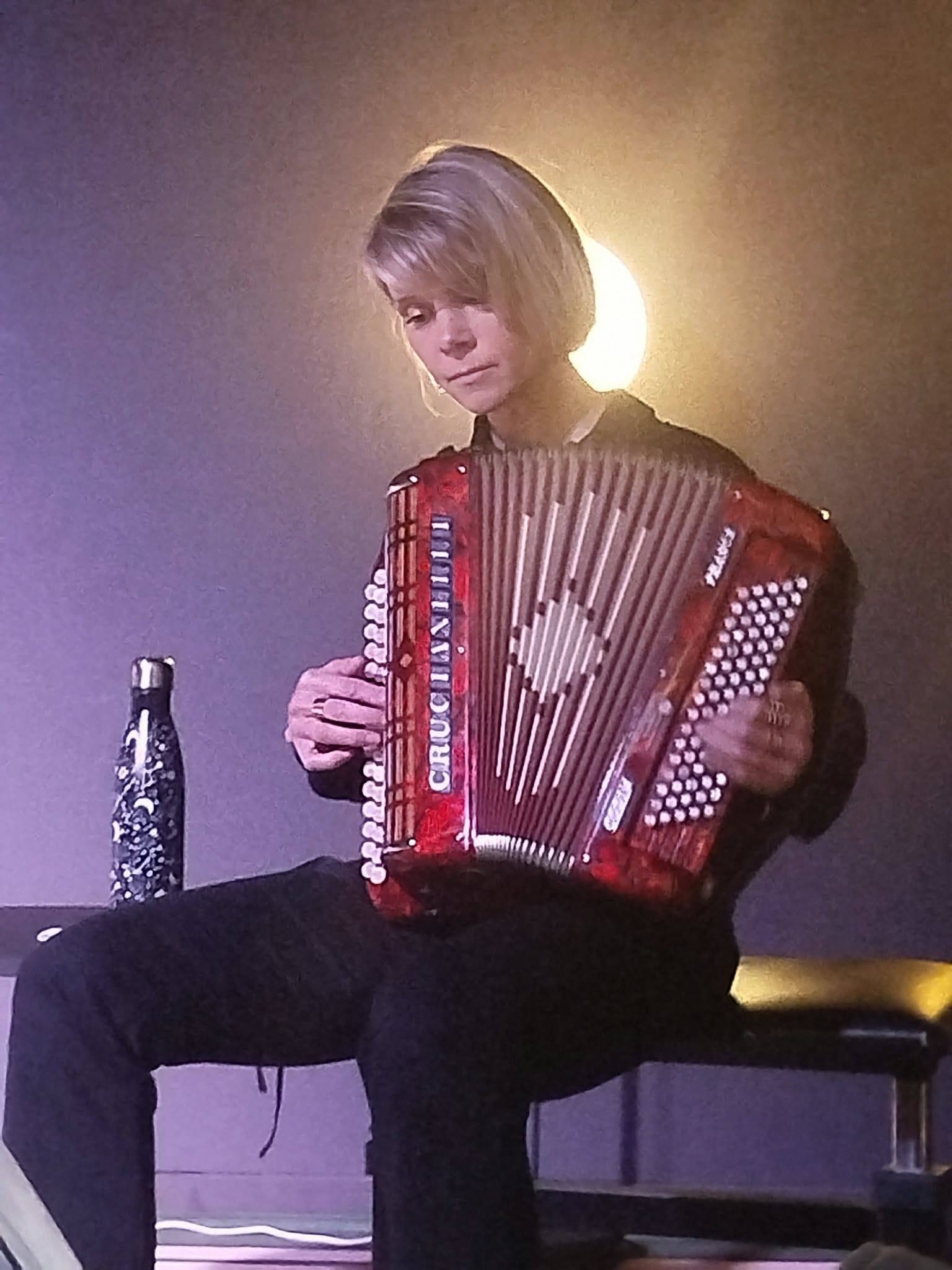 Musicienne jouant de l'accordéon sur scène lors du spectacle Femmes inouïes