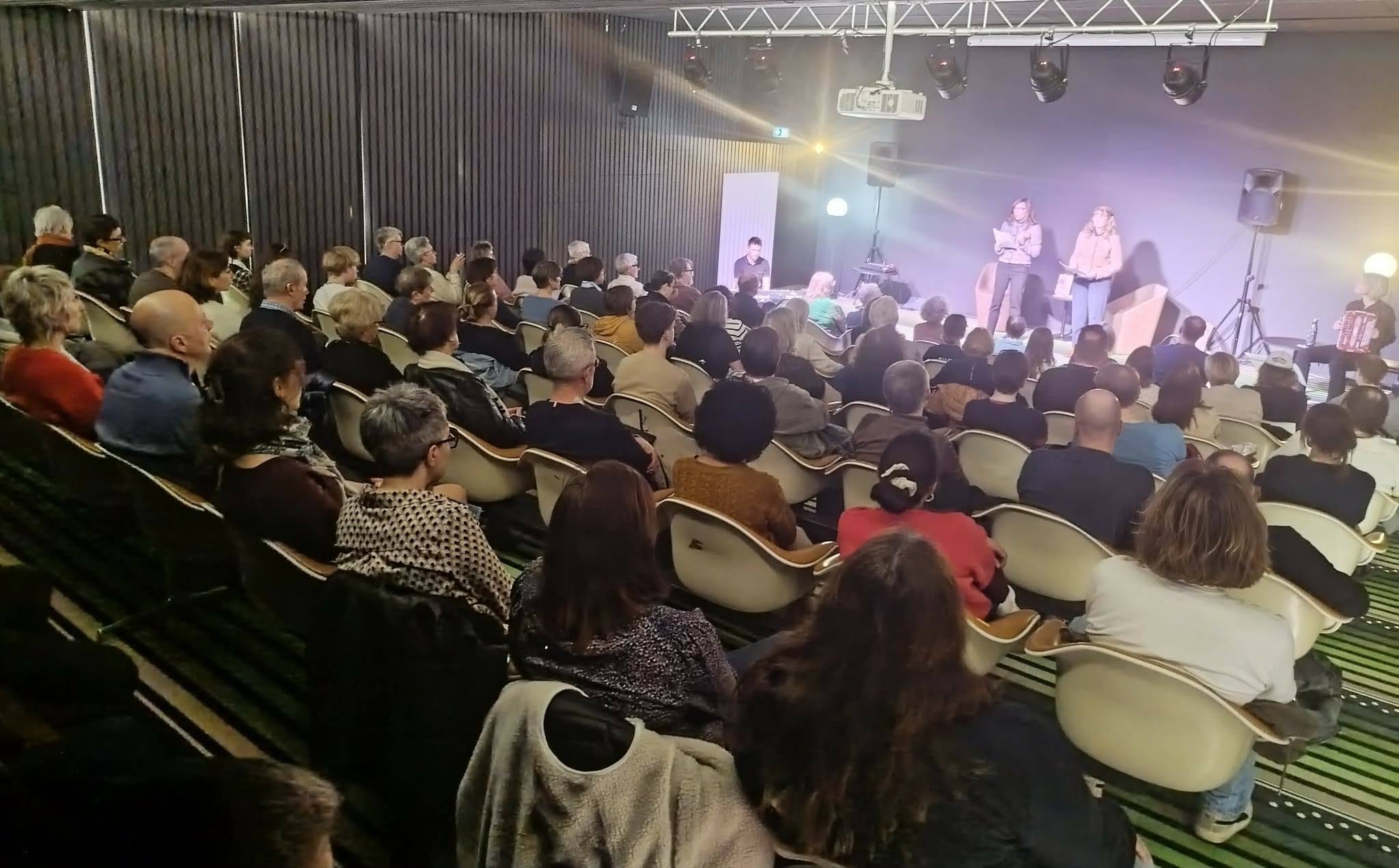 Salle comble lors de la représentation de Femmes inouïes à l'auditorium de Dunkerque