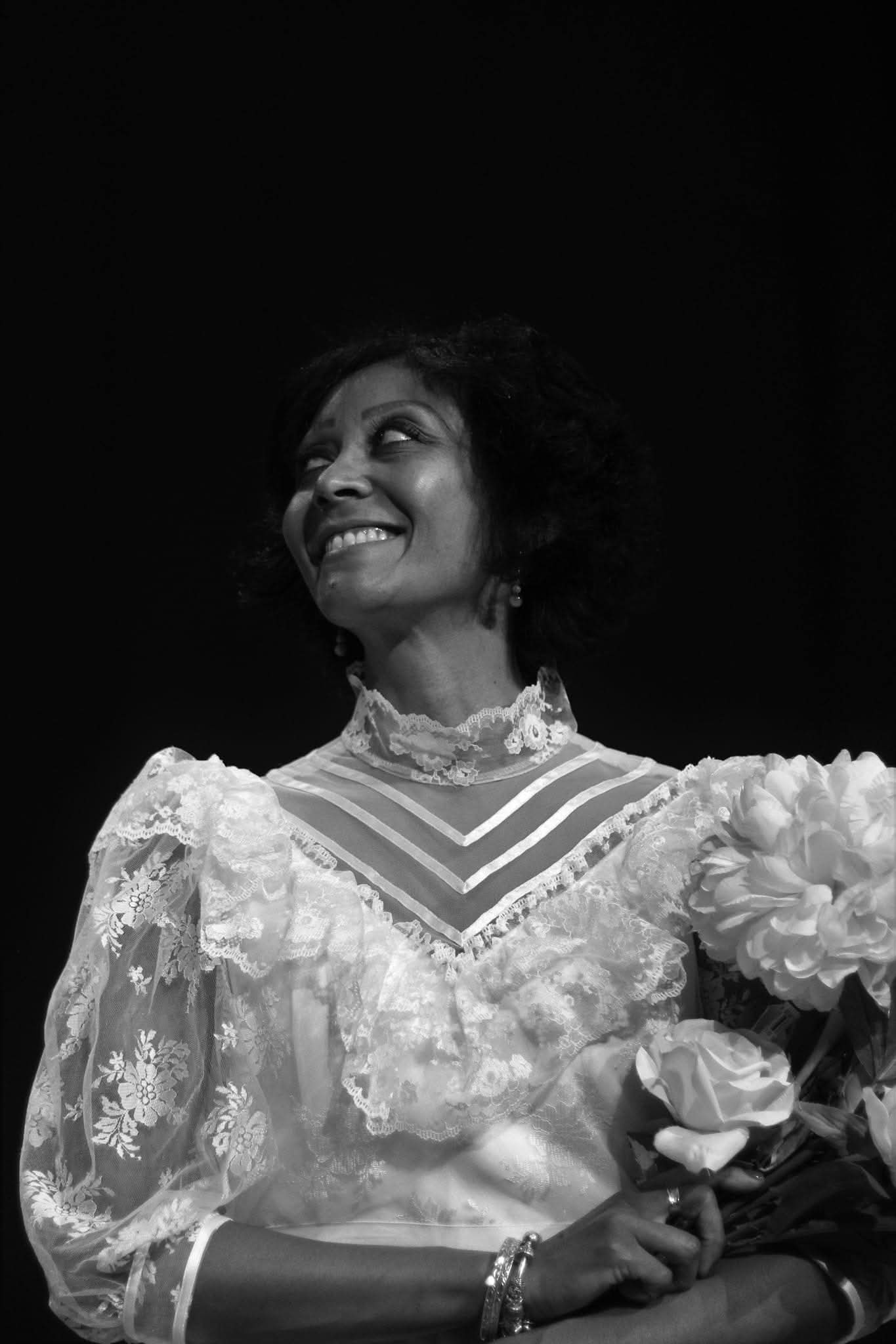 Comedienne en robe blanche avec des fleurs