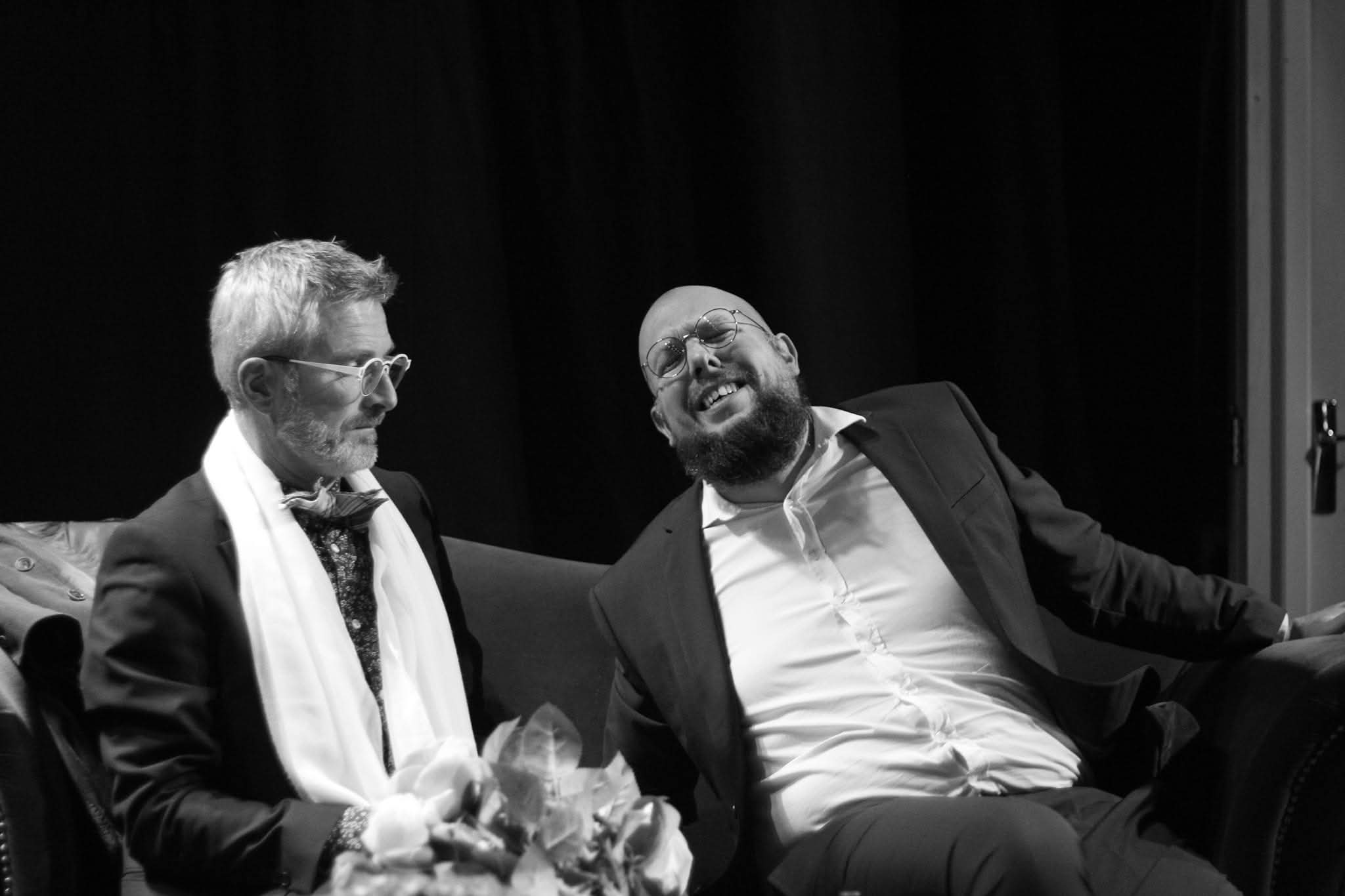 Deux comediens assis sur un canape dans A vau-l'eau Vaudeville