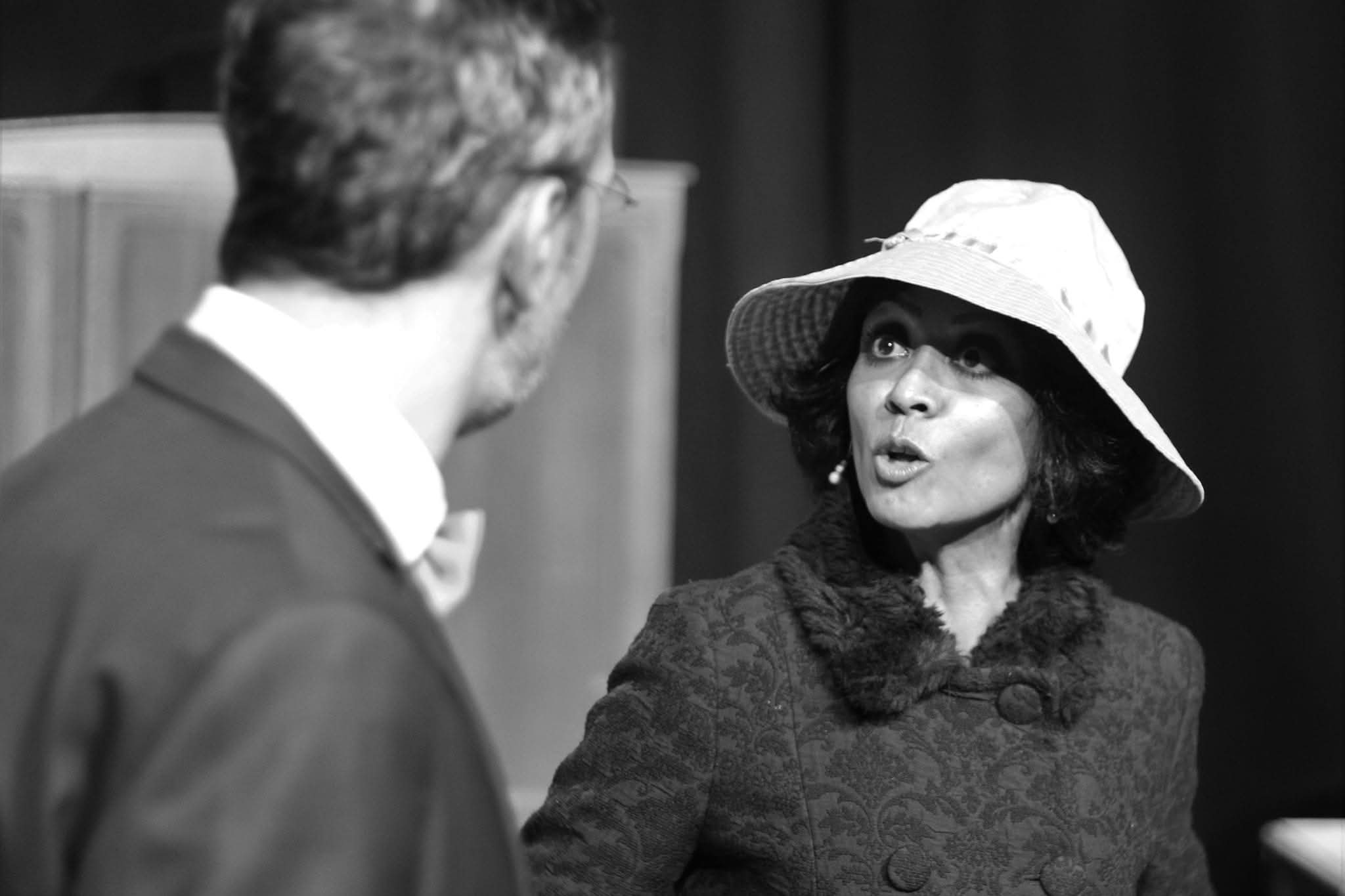 Comedienne en chapeau face a un partenaire dans A vau-l'eau Vaudeville