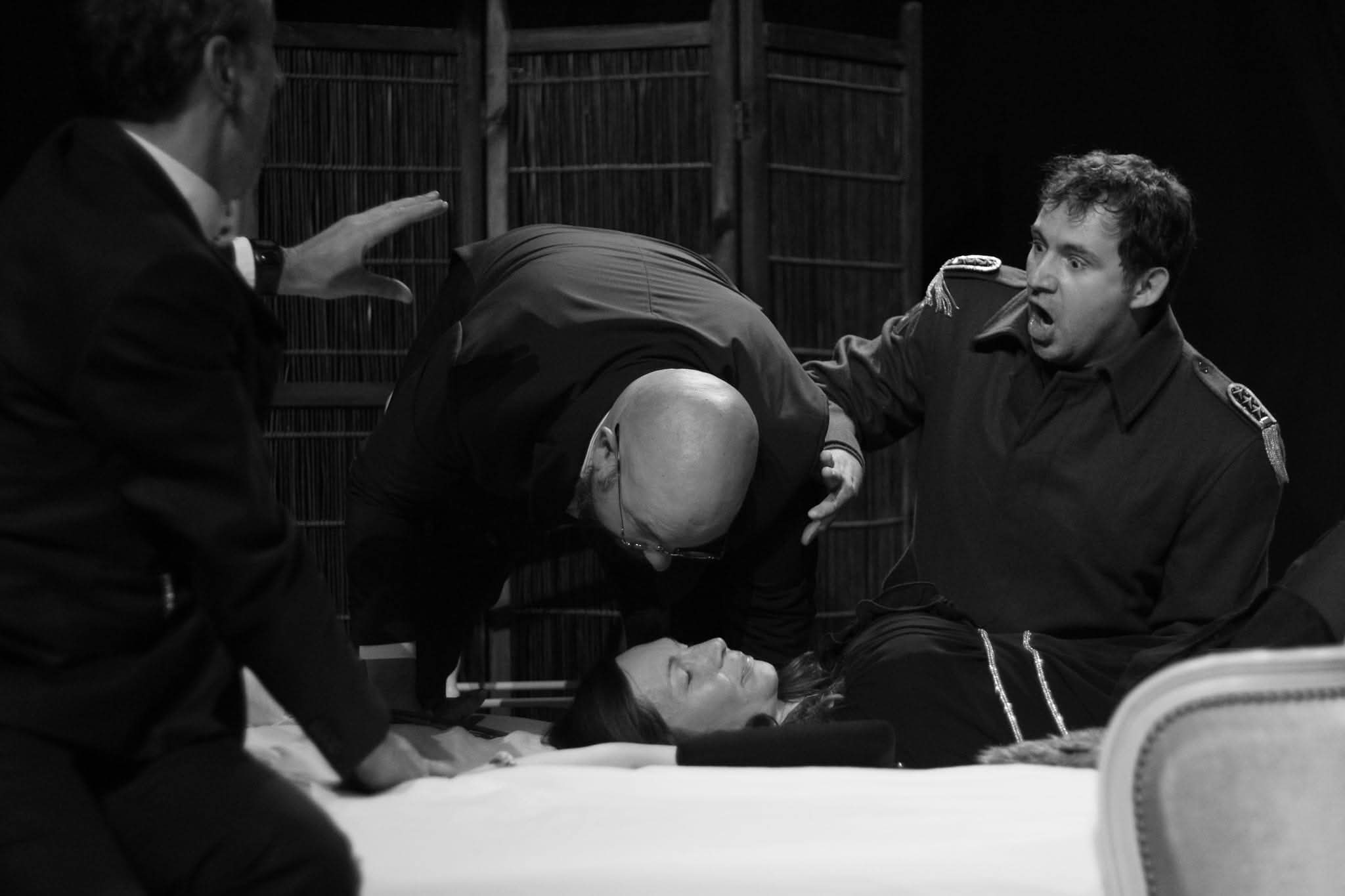 Comedienne isolee en veste claire sur scene dans A vau-l'eau Vaudeville