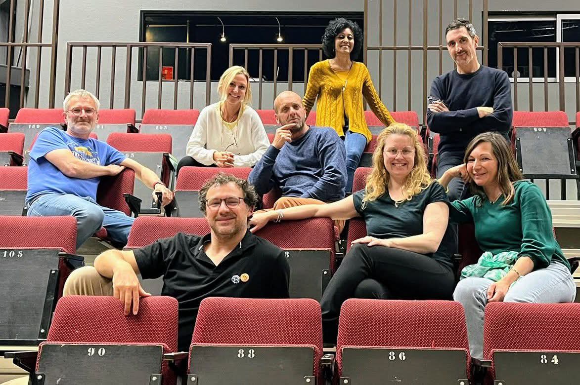 Les Armateurs saluant le public sur scene apres une representation